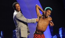Nick-Cannon-on-stage-with-flexible-AGT-contestant-e1353743646575